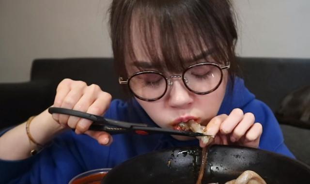 网红美女生吃八爪鱼直接用剪刀夹着吃这吃法太女汉子了