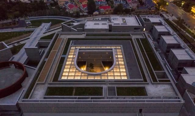 52万平方米 包含博物馆功能区,配套功能区 临展厅,纪念品商店及多功能