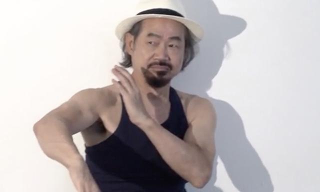 68岁艺人元华保养有道肌肉结实堪比年轻人,每日坚持倒立有心有力