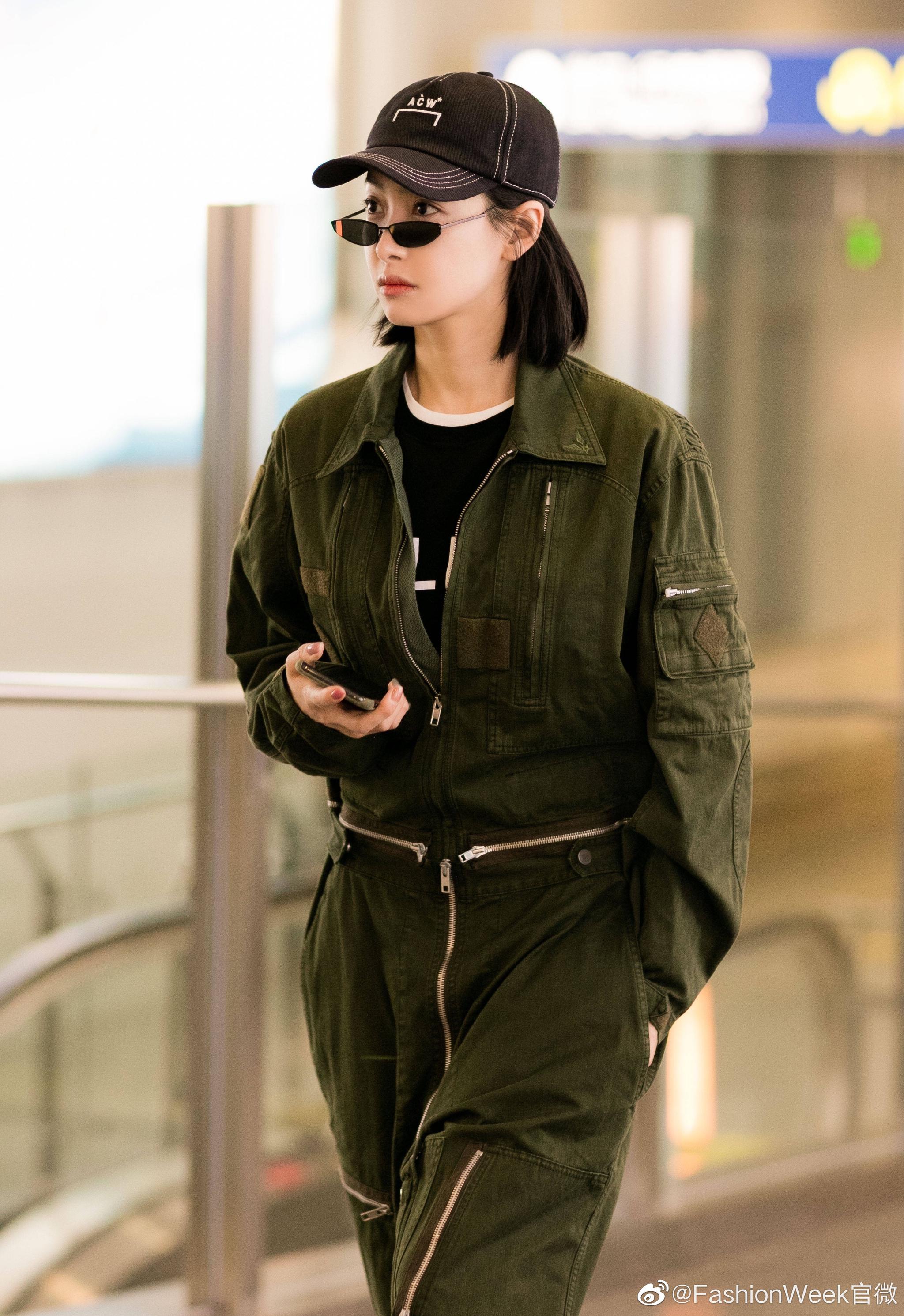 宋茜最新机场街拍,军绿连体工装裤尽显帅气风格