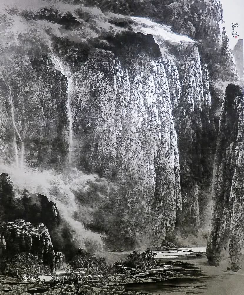 自成一家,形成构图新颖,点线成规,清劲秀润的细笔山水画和苍茫厚重