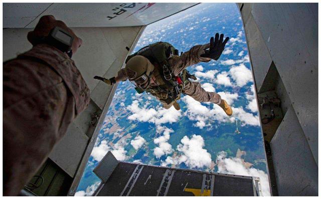 美军特种兵跳伞,却从高空自由落体活活摔死