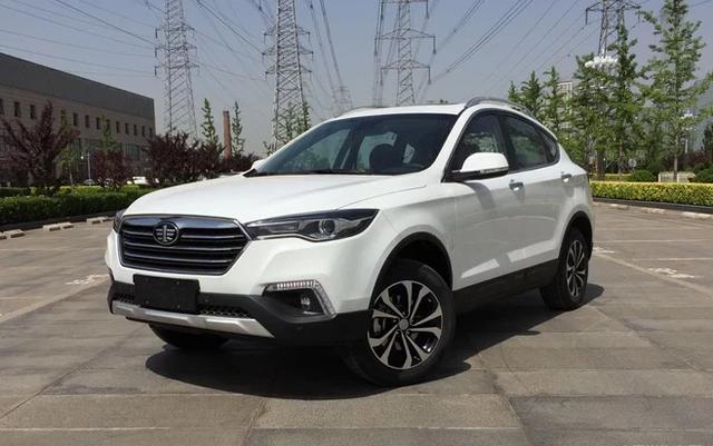 但最让人不能接受的就是它的车标了,感觉这个车标非常丑,之前奔腾t700