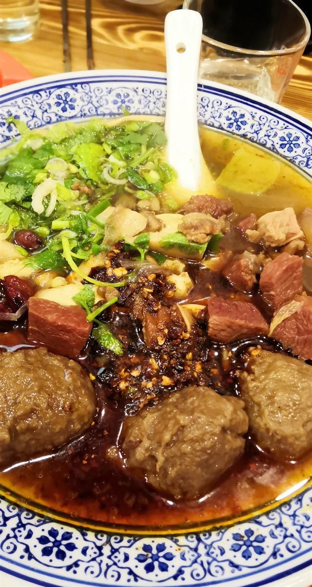 西安东郊一碗烩菜,肉丸瓷实细嫩,菜多量大汤鲜美,冬天喝最美