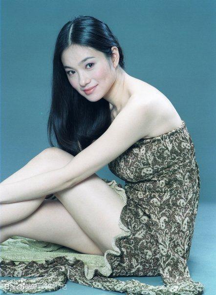 还记得成龙火烧岛那个撑伞美女吗51岁还美成这样