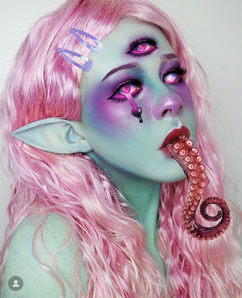 特效化妆好美呀,偶尔带着特效妆容吓吓老板也挺好玩的