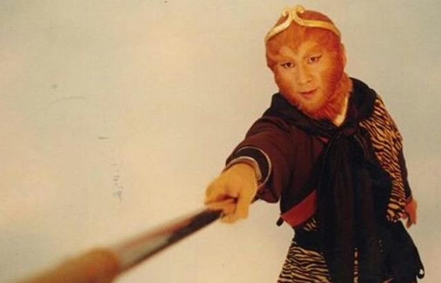 在格局上,《西游记后传》也更加宏大,涉及到共工,祝融等远古大神;打斗