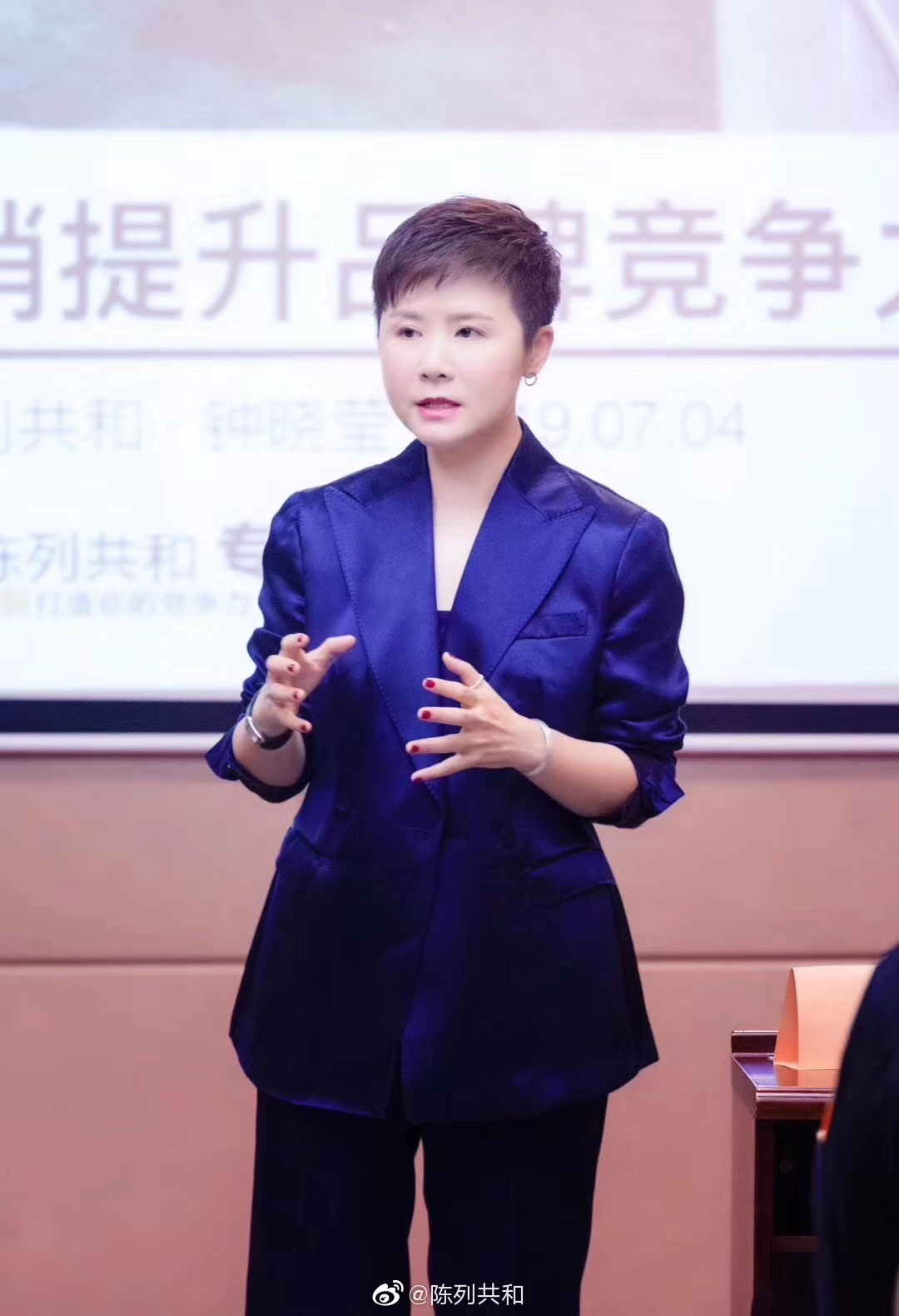 钟晓莹校长说化妆品牌肩负着为广大女性带来美丽容颜的重任