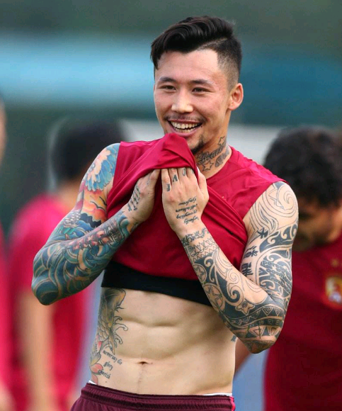 纹身不见了!国足定妆照透露尴尬细节 亚洲杯戴围巾比赛?