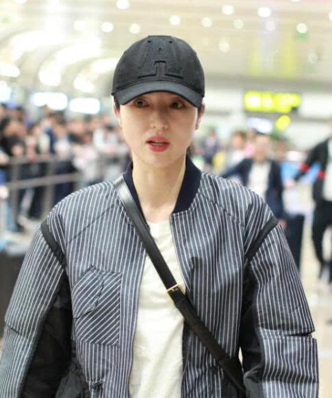 董璇素颜走机场,条纹拼接外套配修身裤,一身潮装难掩憔悴感