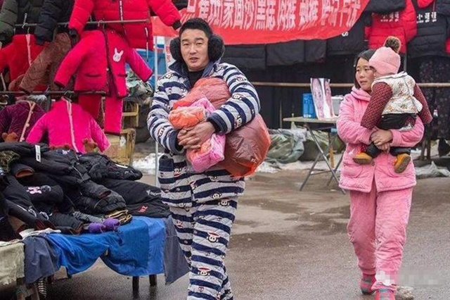 问我:睡衣不是很隐私的吗?怎么才三年没回家过年,都这么放得开了?