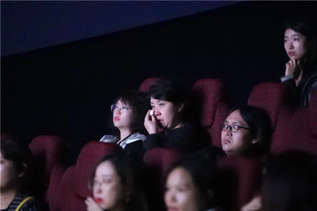 冯小刚新片口碑又炸了,男观众也看哭,黄轩这是拿影帝的节奏?