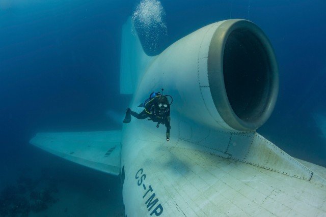 在亚喀巴(约旦)一架客机沉入28米的海底