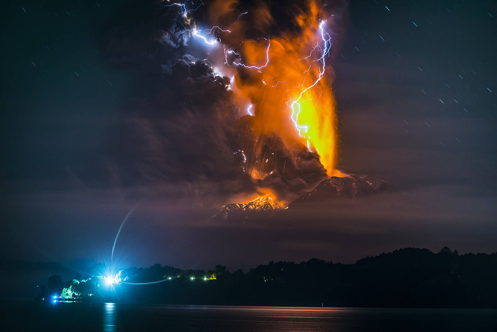 火山与闪电摄影人francisconegroni