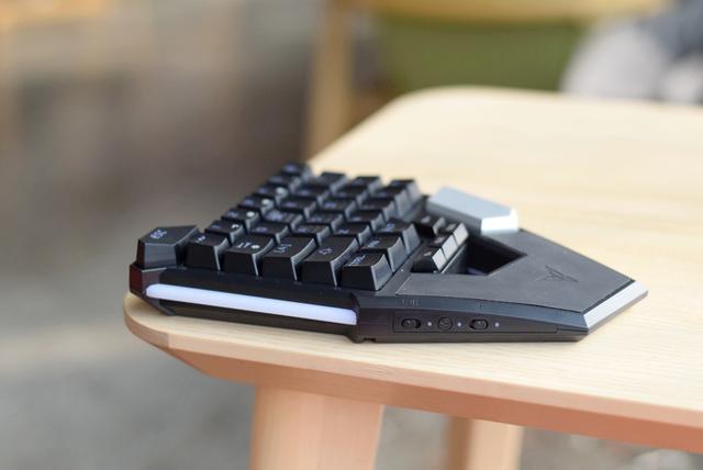 单手键盘定制轴体飞智推出手木蝎一体式手游机械键盘