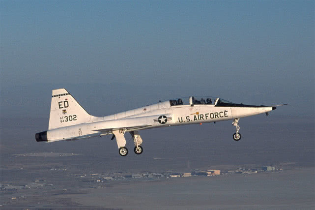 美国空军走背运,又有2架t38教练机出事,2名飞行员不幸身亡