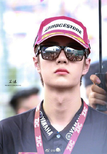 王一博出道五周年换头像王一博换了戴头盔的头像