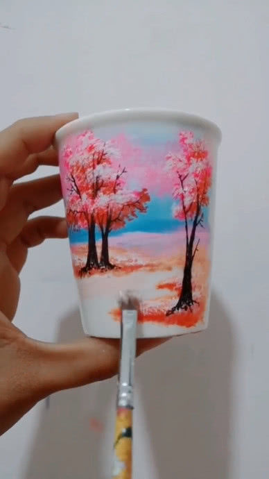 小伙在水杯上画画看起来很浪漫唯美老妈看到水杯后要发火