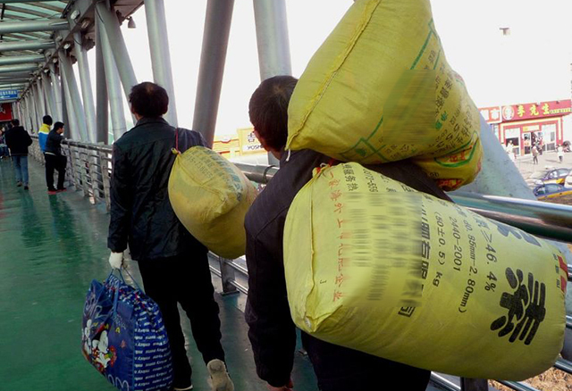 又到春运!车站上农民工为啥总是扛着蛇皮袋?知道答案后心酸了