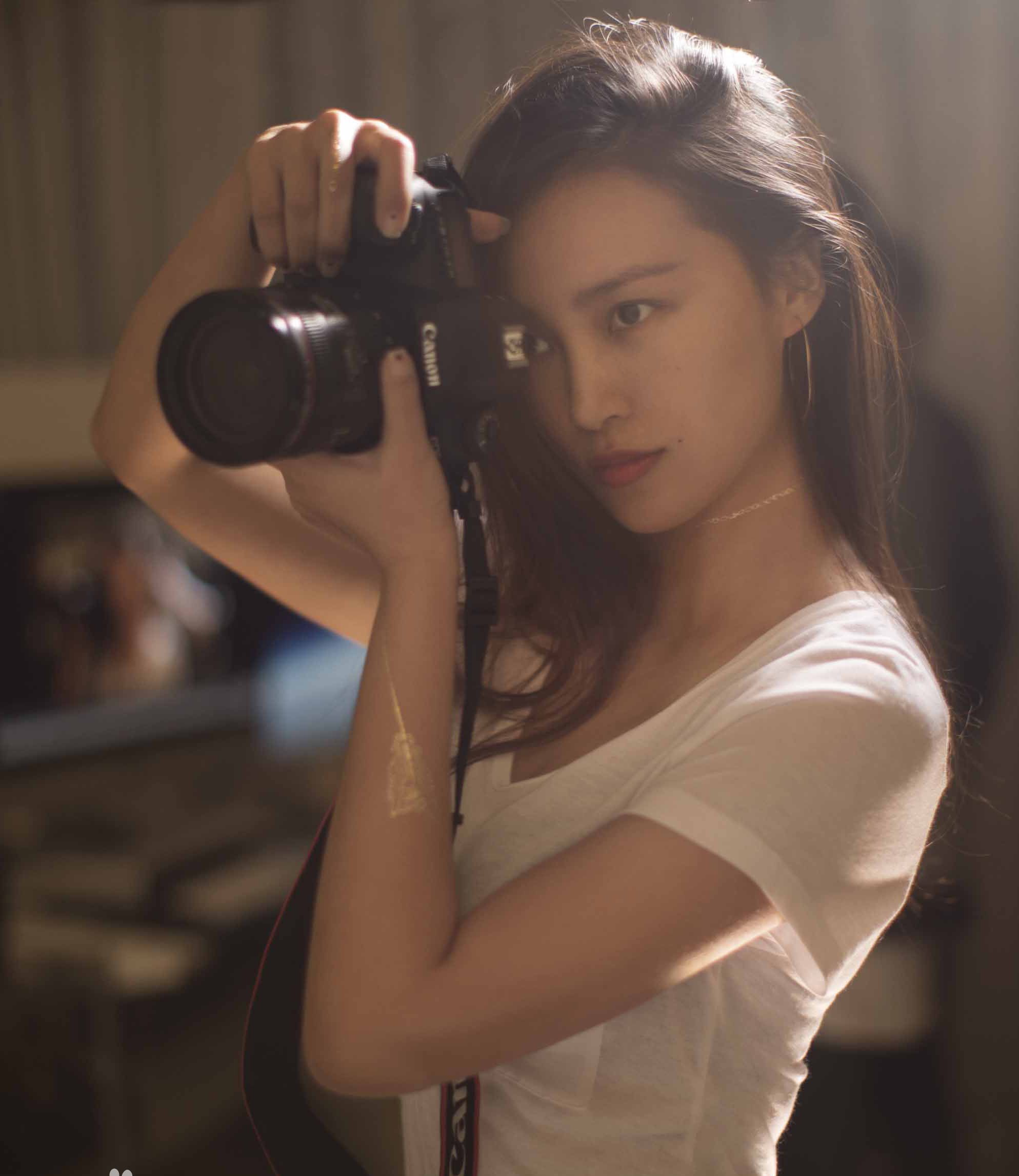 在陈漫镜头下的明星:娜扎回眸似仙女,易烊千玺摸猫魅力十足