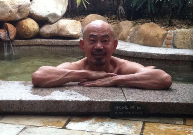 68岁艺人元华保养有道肌肉结实堪比年轻人,每日坚持倒立有心有力