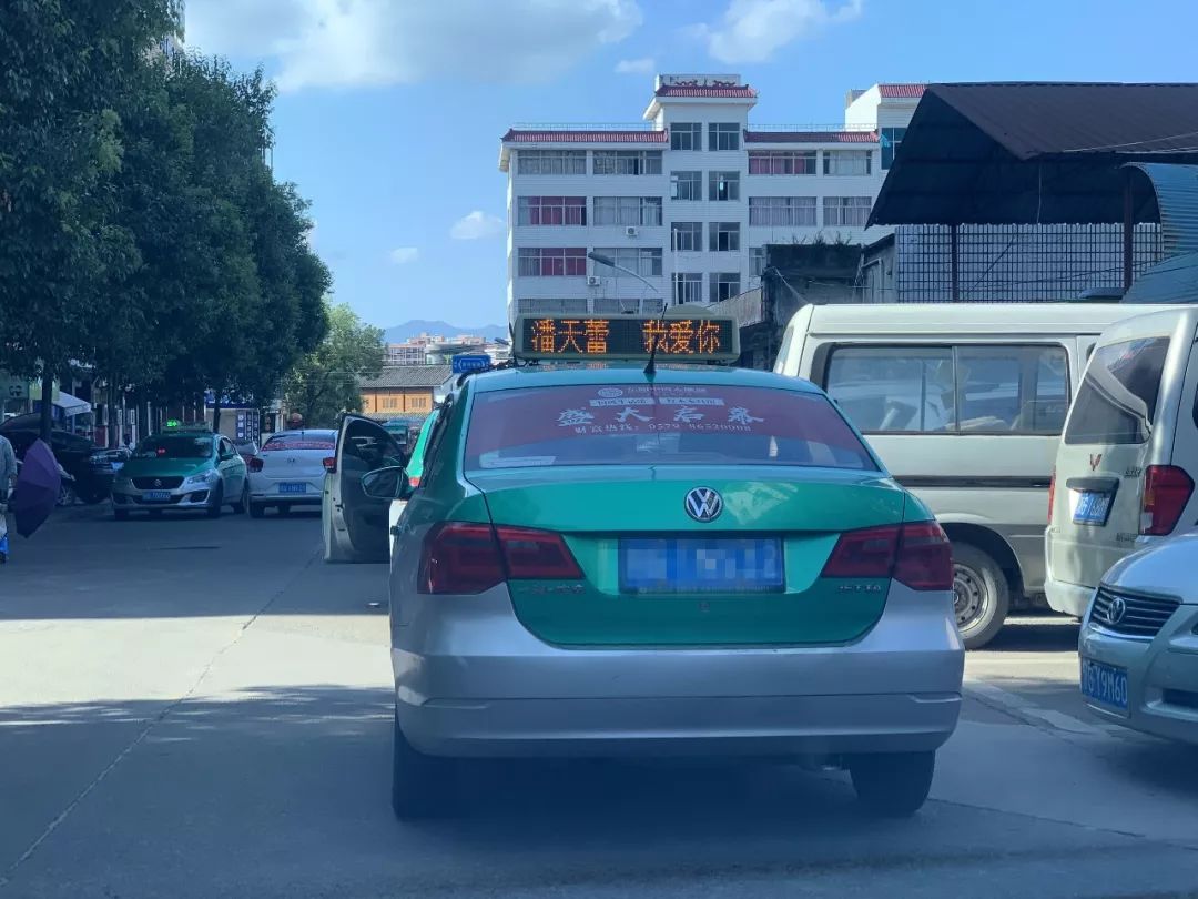 东阳男子租下400多辆出租车顶灯广告