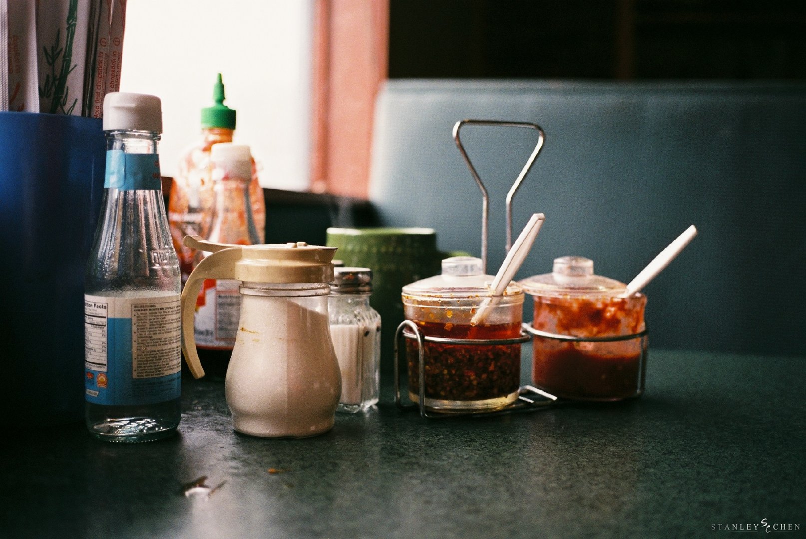 调味料餐前的桌上早已摆上了人生百味