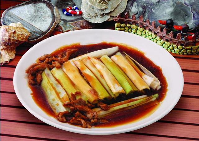 烧大葱相传慈禧太后西逃时路经泽州(今晋城),当地官员隆重设宴招待.