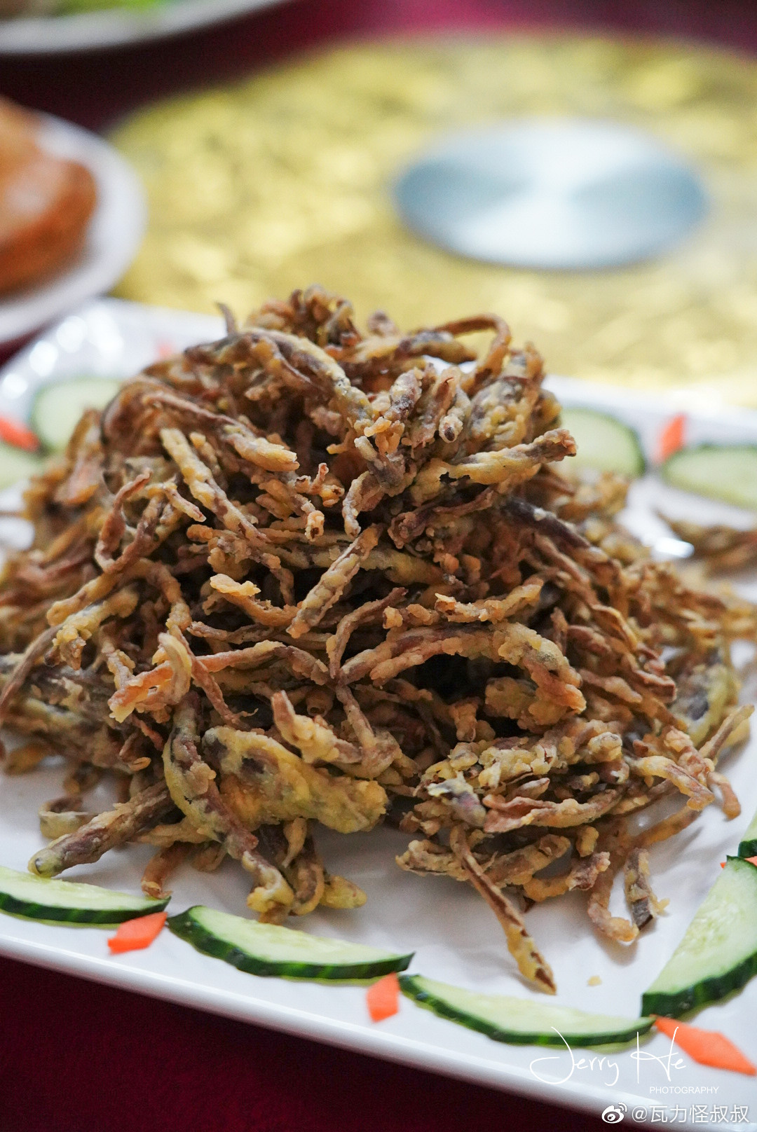 芭早山庄的晚餐,菜品多滋味佳:酸粥搭配土鸭,味道独特;还有鲜蒸河鱼