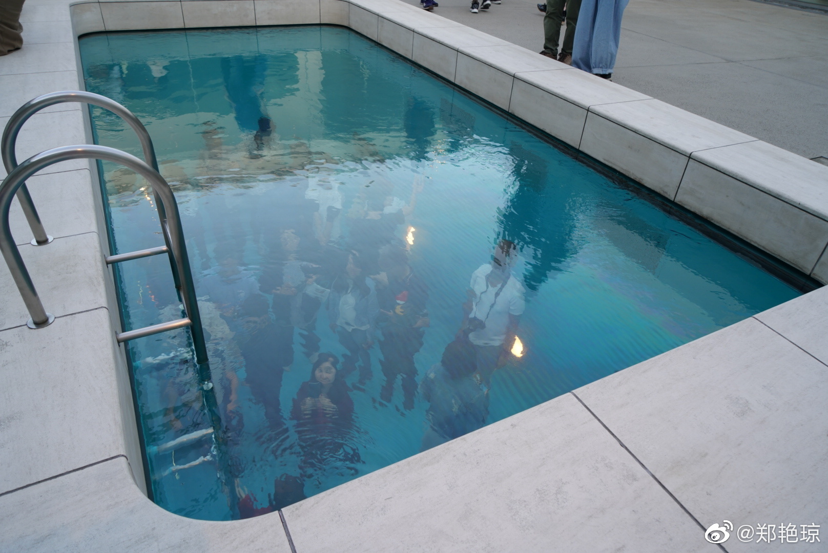 金泽21世纪美术馆的一个光庭里 有个网红游泳池