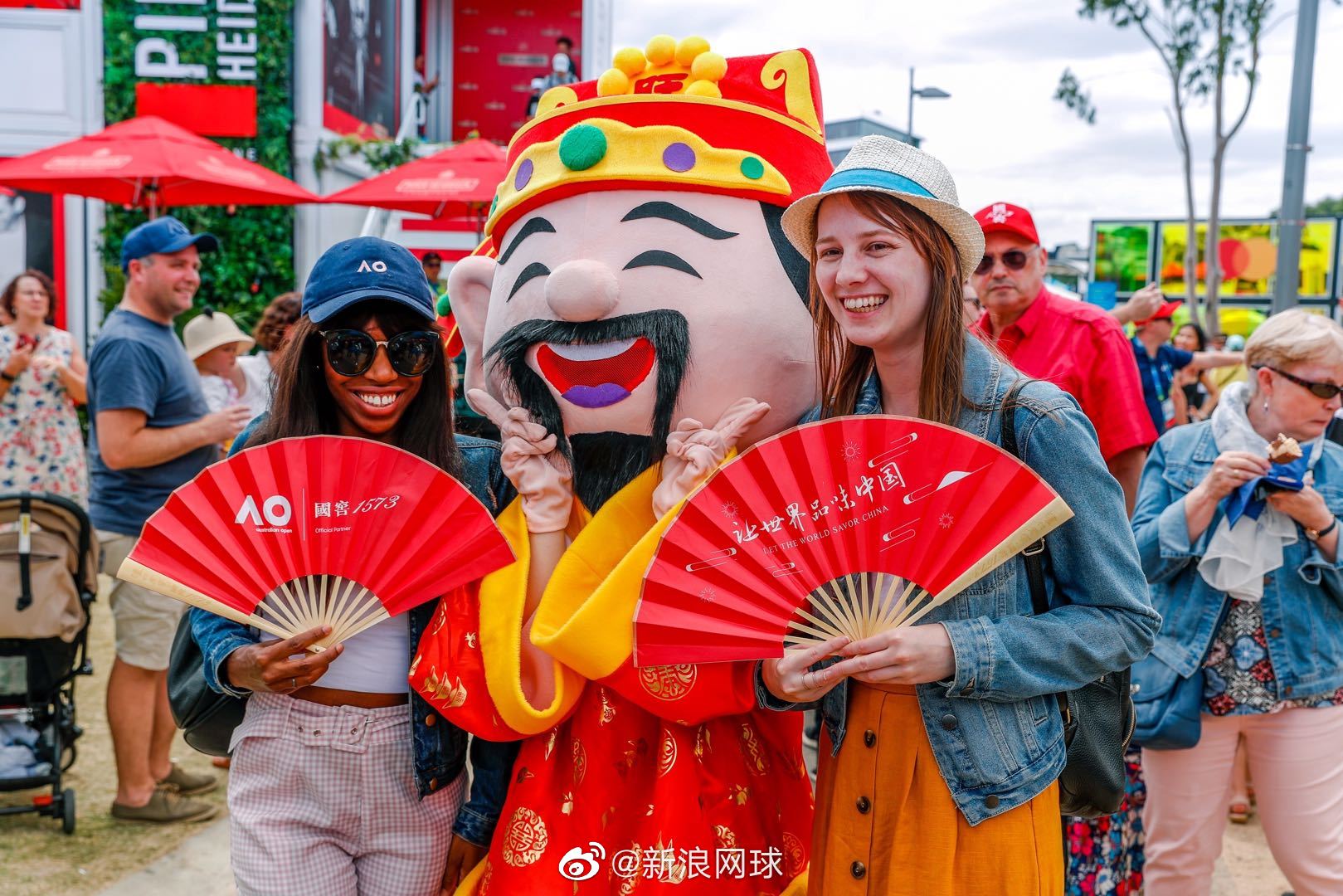 无处不在的“中国红”成为的一道靓丽风景