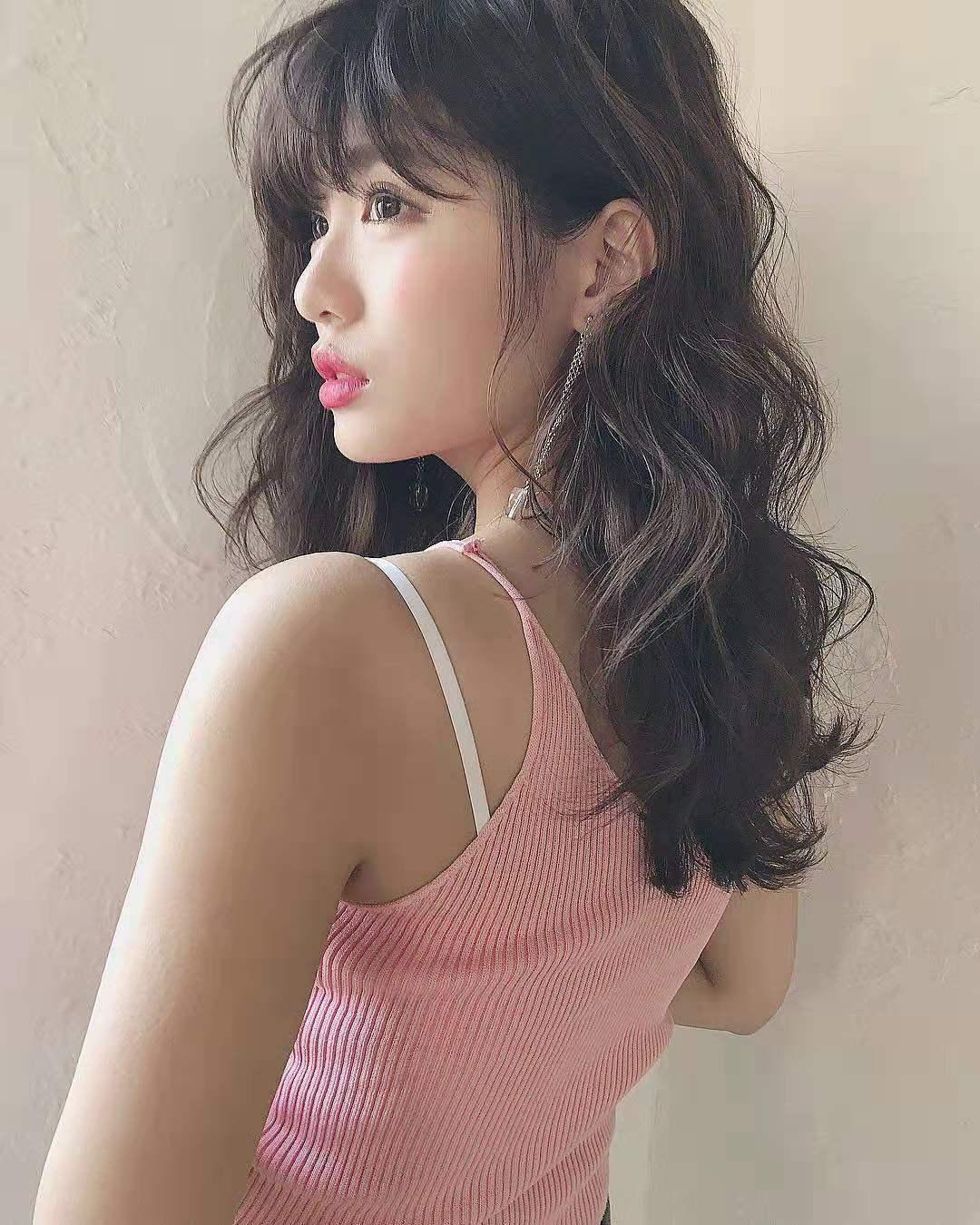 炎热夏天适合哪些长卷发发型搭配什么发色显得清爽时尚