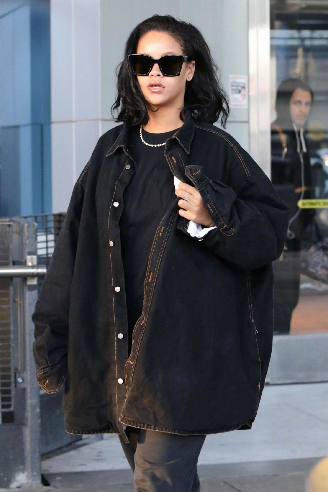 当地时间1月28日,蕾哈娜rihanna现身纽约肯尼迪机场.剪了短发