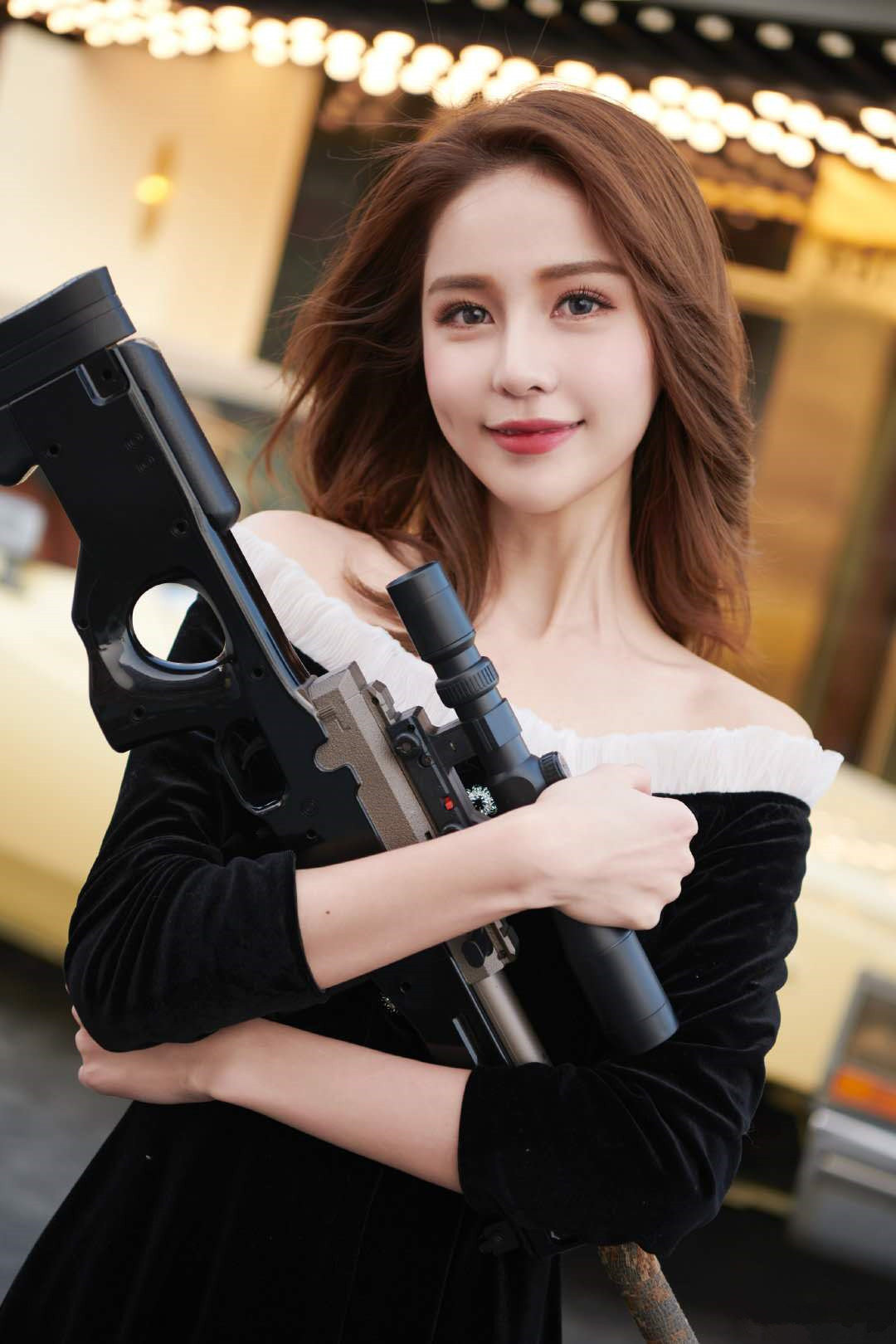 虎牙和平精英女主播素颜出镜,撞脸迪丽热巴,神豪迷恋送礼495万