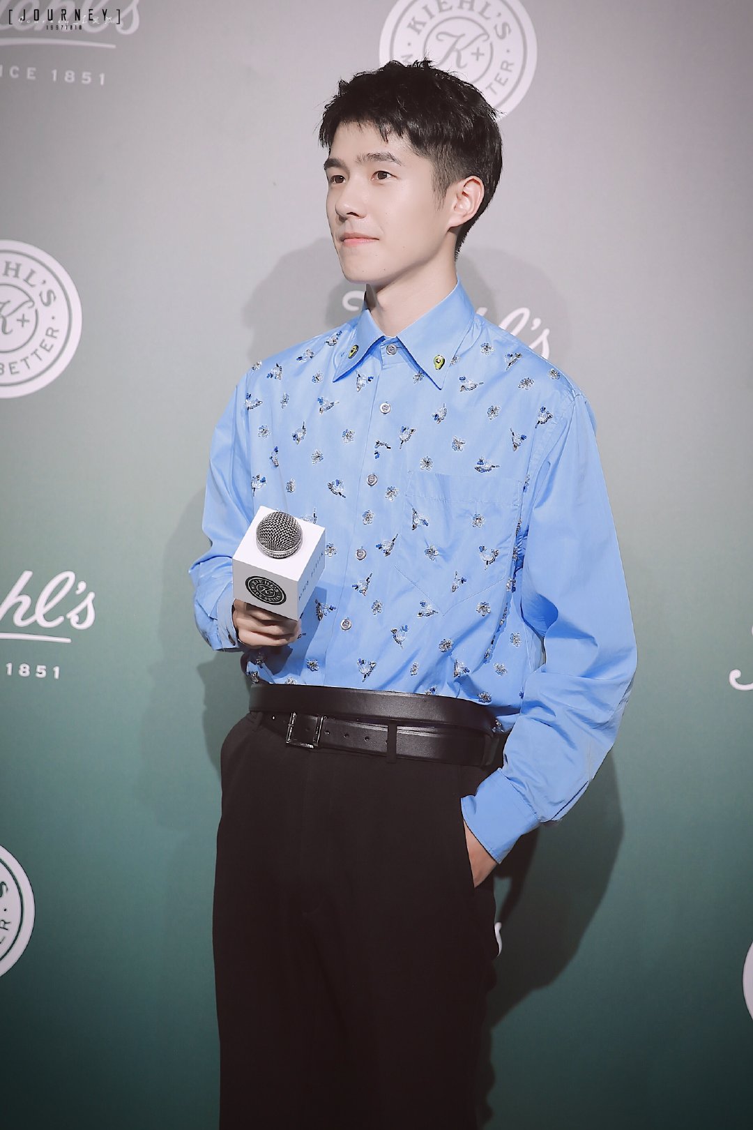 刘昊然 in prada | 双腰带西装裤,蓝色绣钻的衬衫