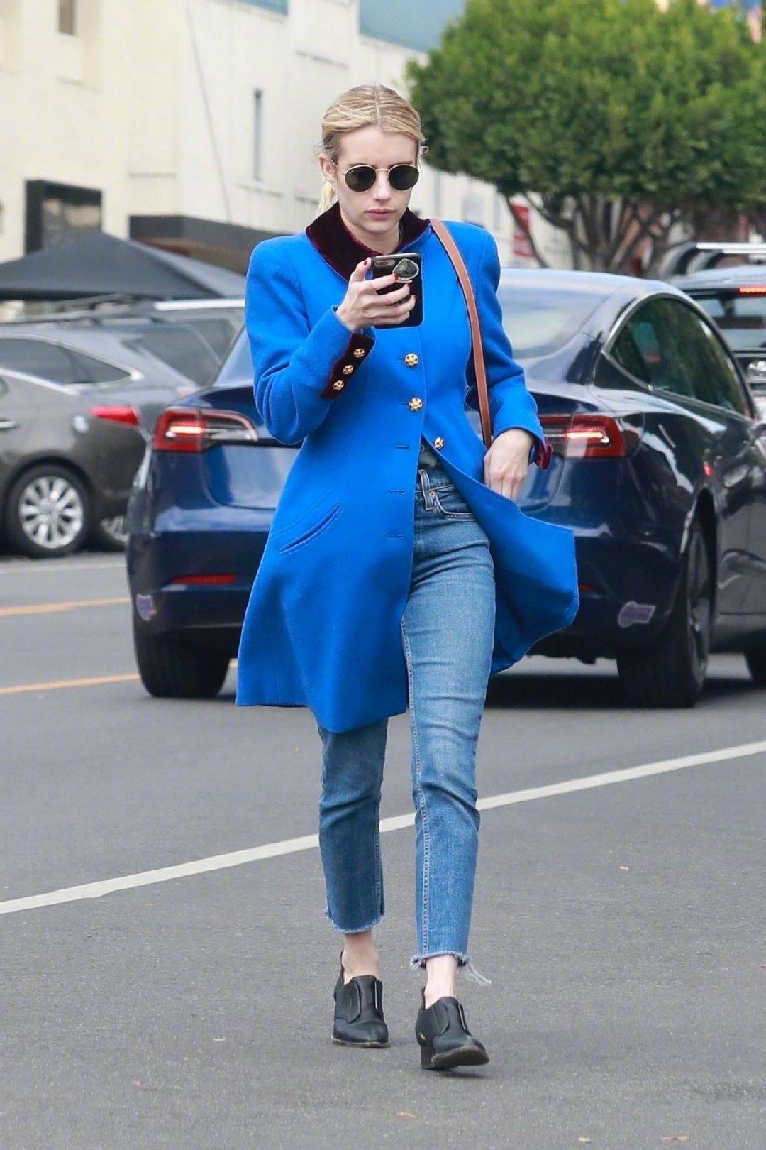 身穿复古蓝色大衣,身背celine水桶包,在洛杉矶外出收养小猫的街拍