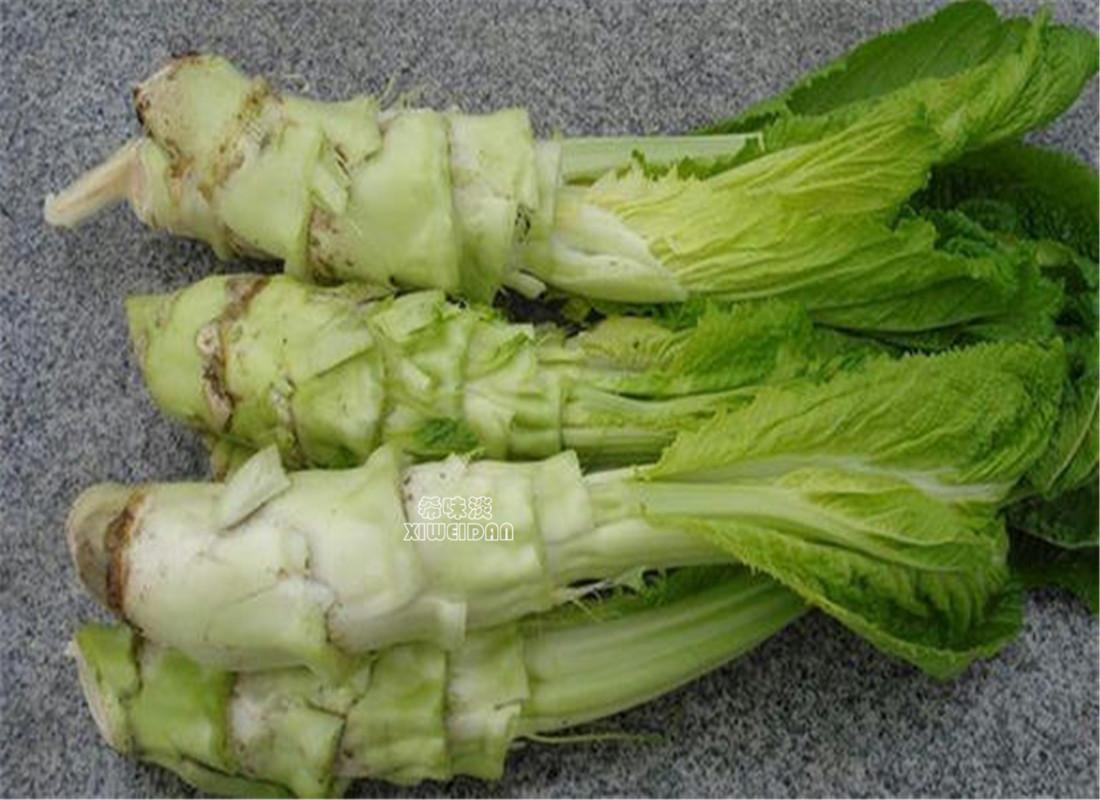 首先把笋菜去皮洗净切片,腊肠也洗净切片备用2.