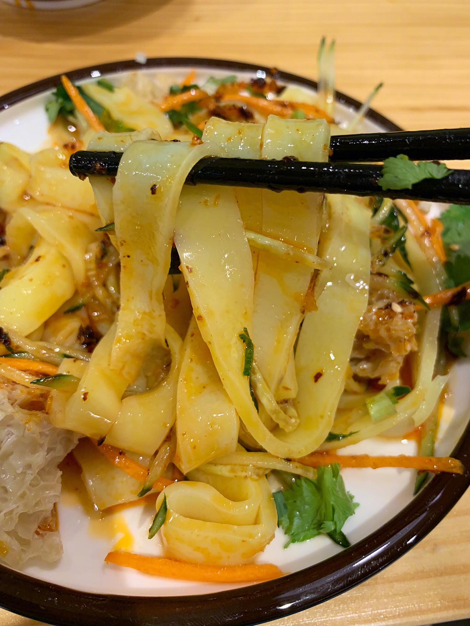 加肉,加蛋,二细,再来个凉皮子,你懂我意思吧?