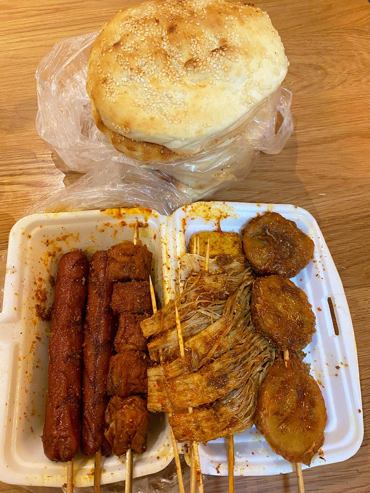 发现了好吃的炸串,但是他们不卖烧饼,有卖烧饼的地方