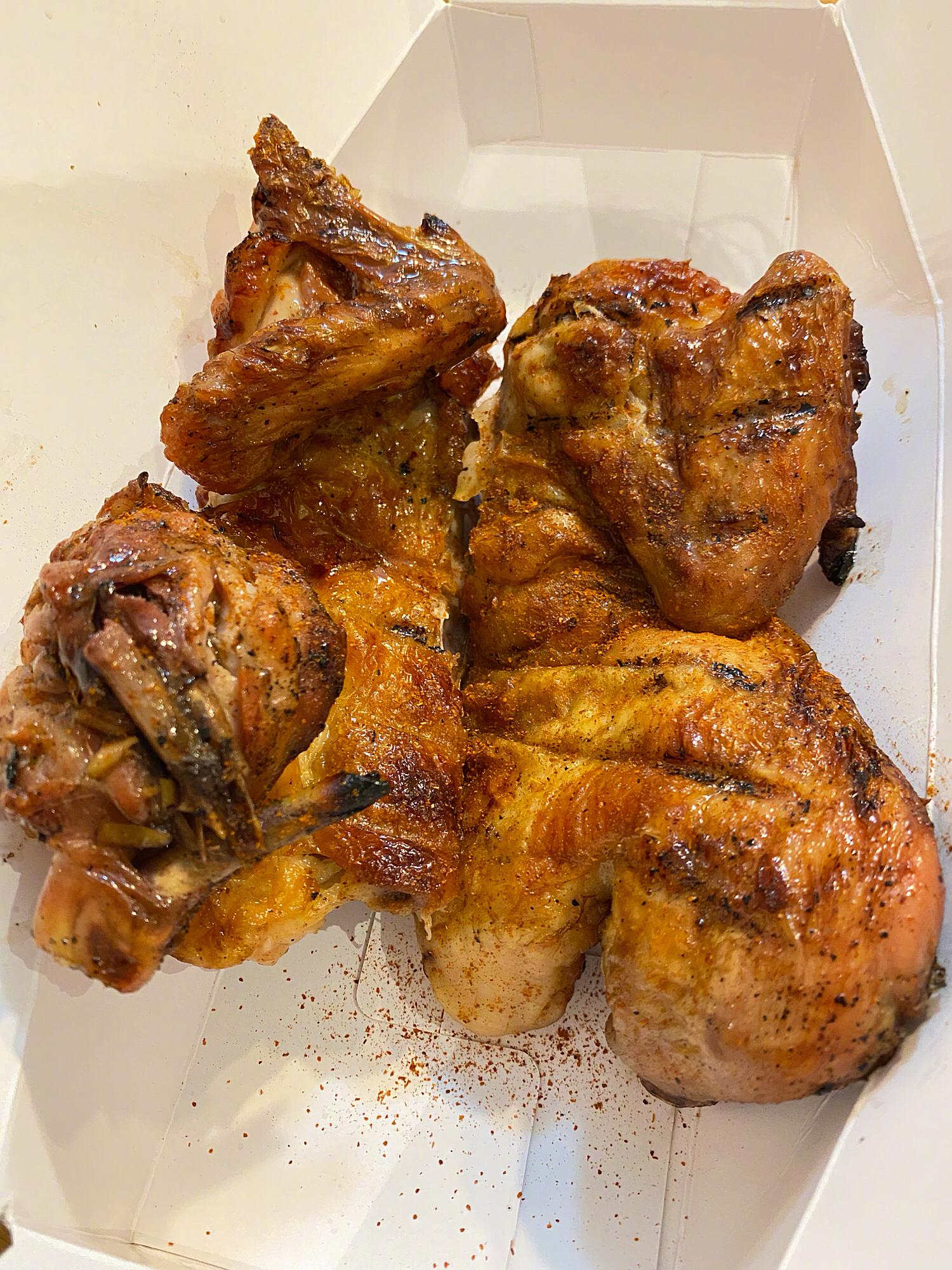 一个人在吃烤鸡,嘻嘻