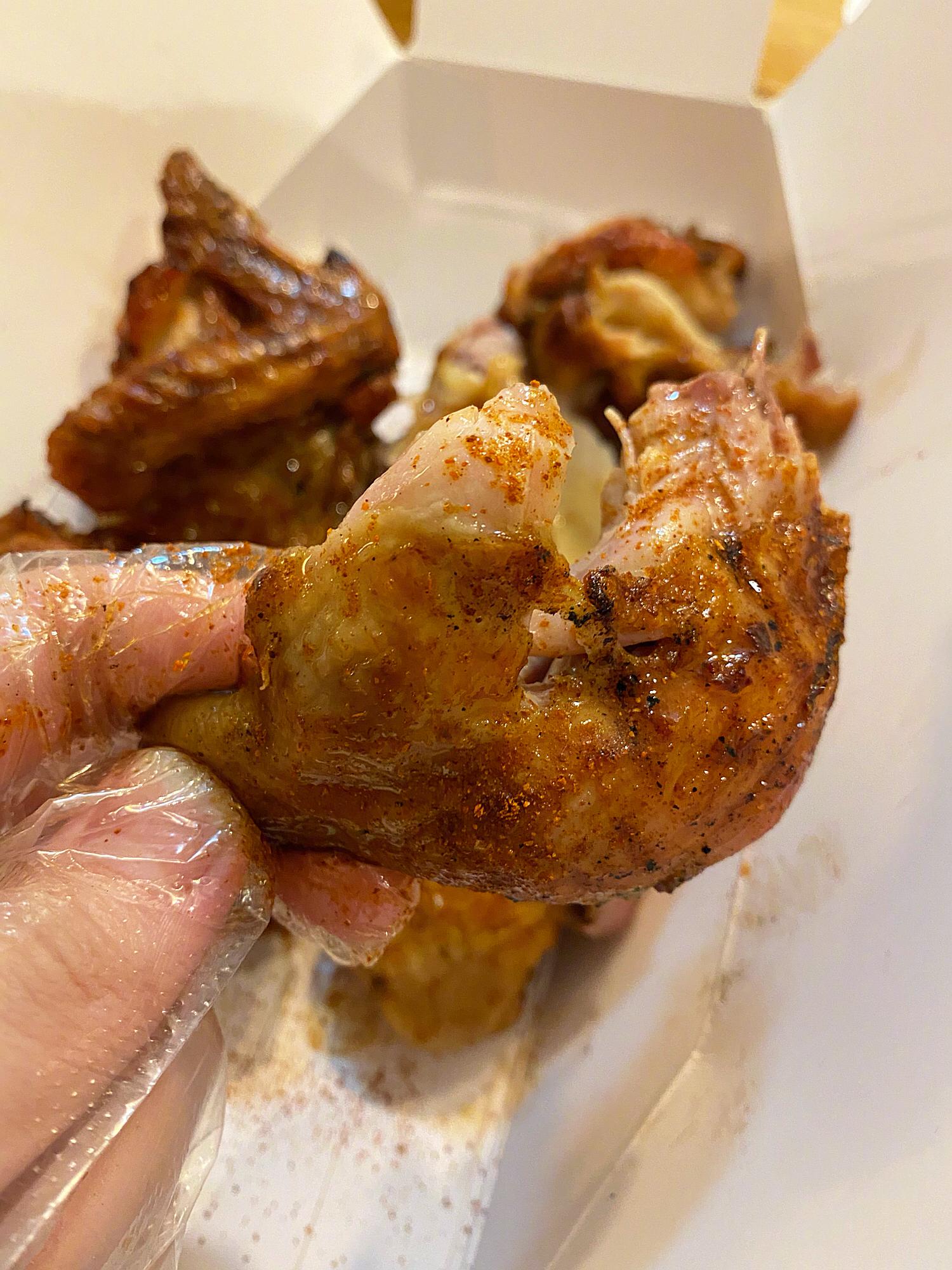 一个人在吃烤鸡,嘻嘻