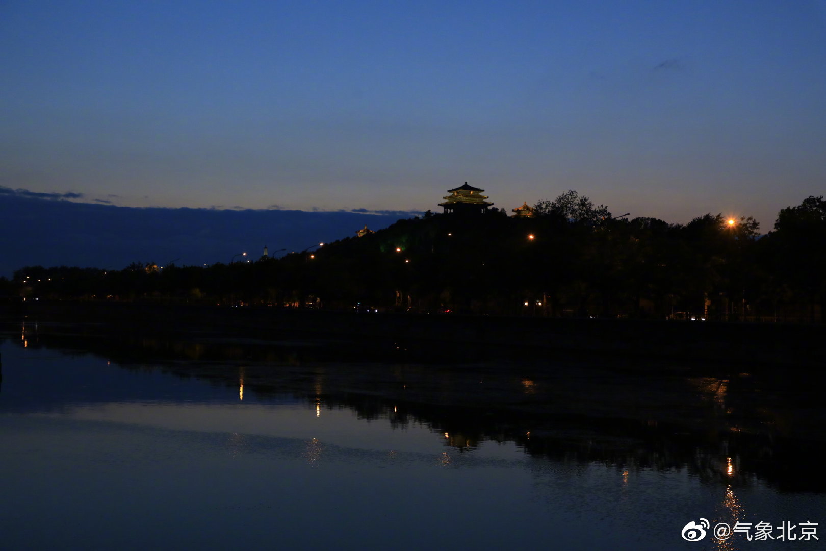 雨霁天晴,华灯初上,傍晚在故宫东北角楼远眺景山,有种独特的庄严肃静