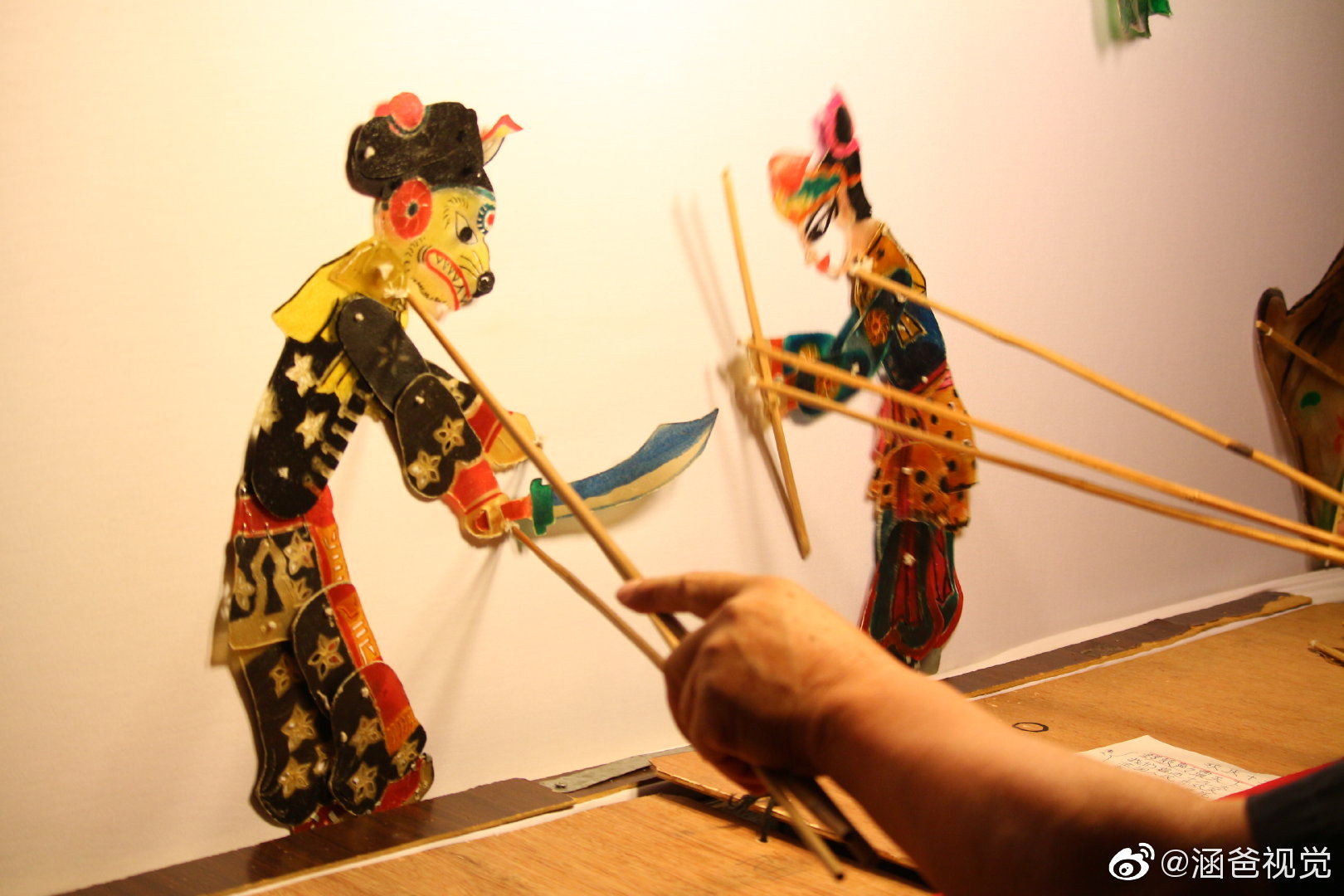 皮影,又称影人,灯影,影戏,傀儡戏