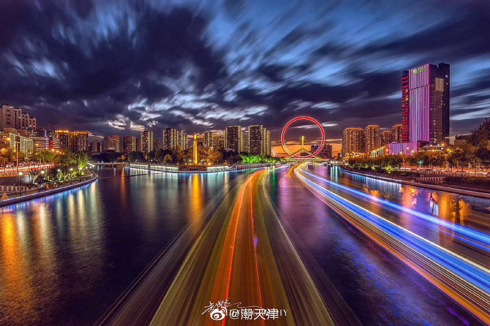 这繁华的夜景,再配上川流的人溪,夜里的津城更美
