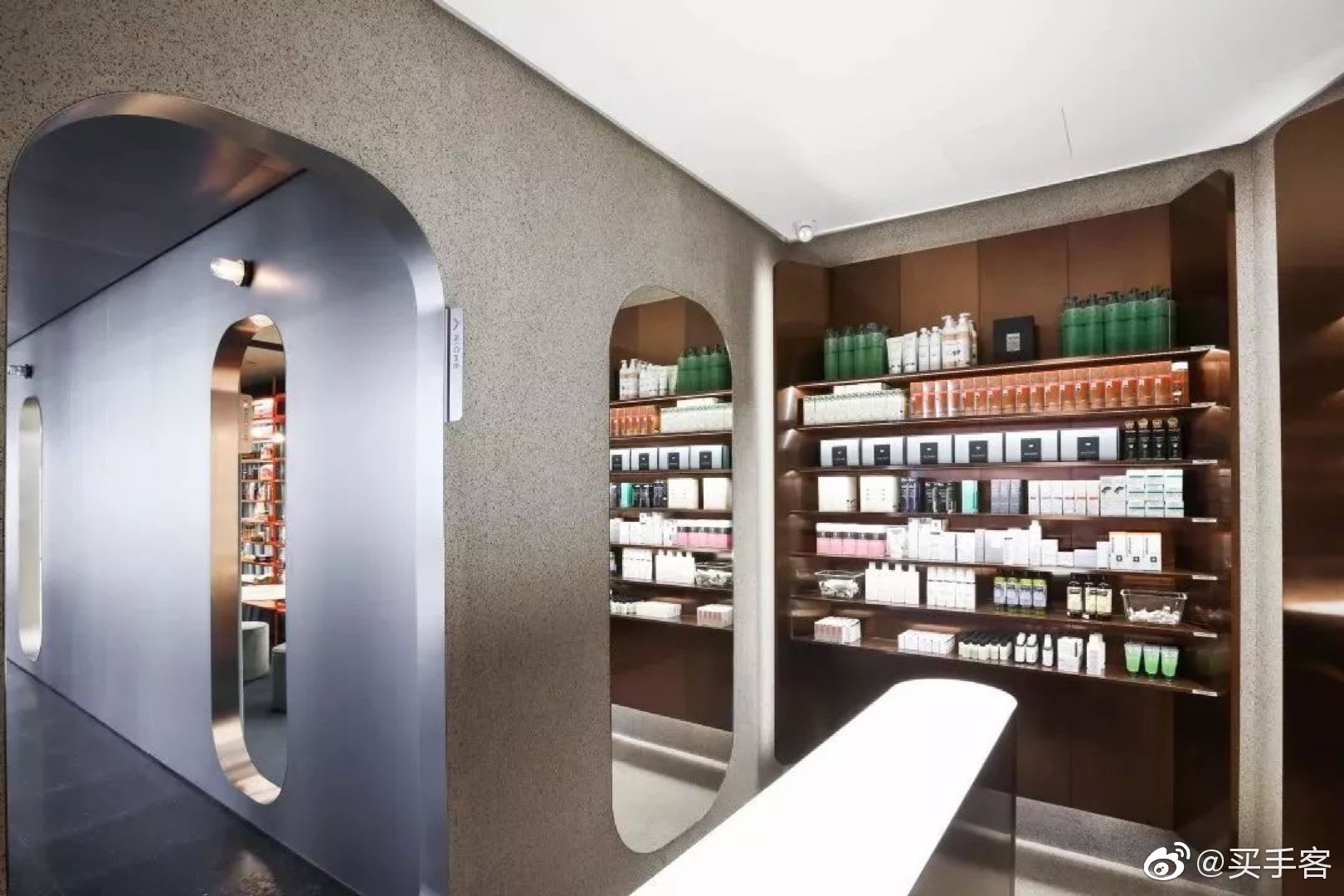 最近北京新开了一家名叫的自助仓储式美妆店铺.