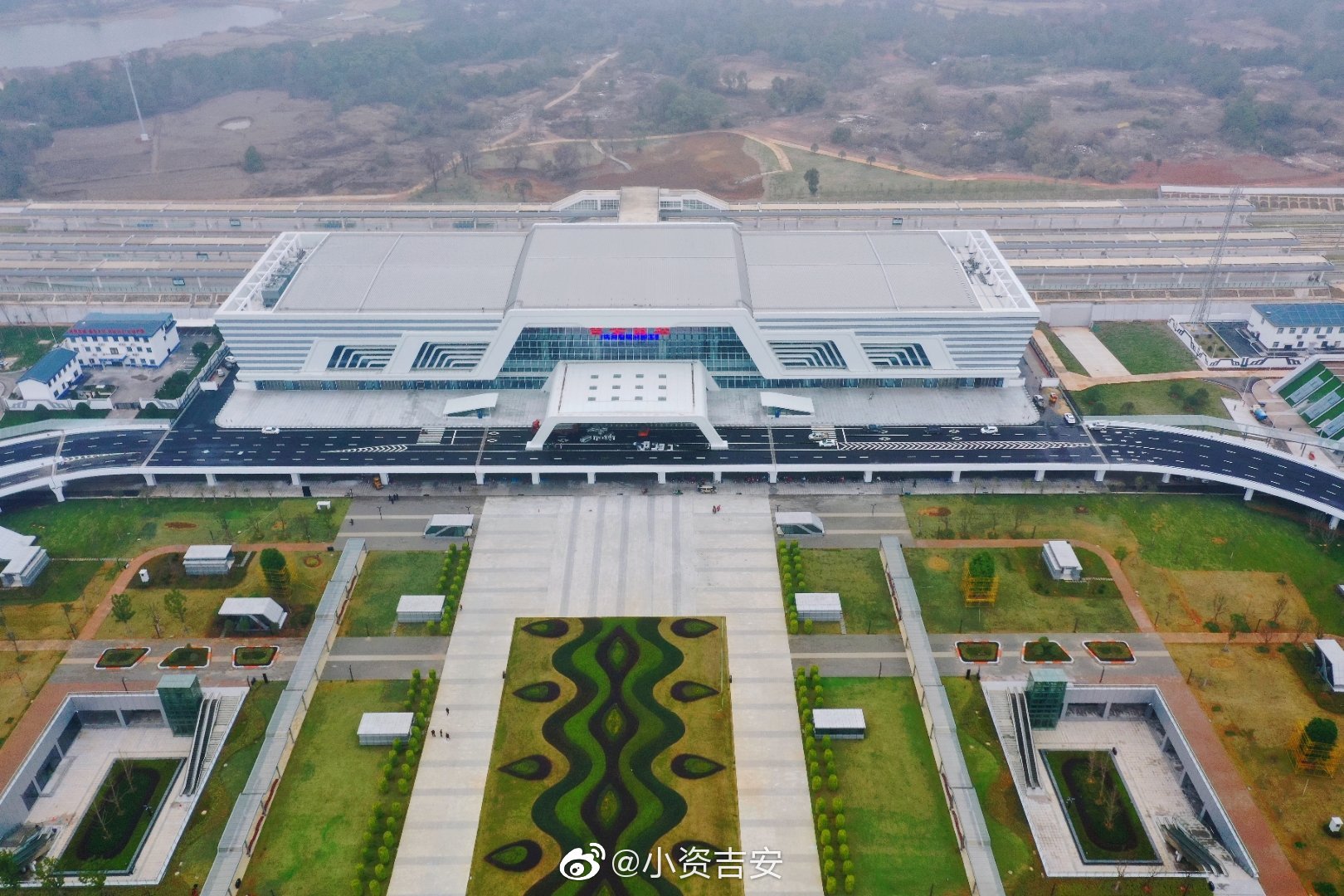 吉安西站几个字的悬挂方式好丑啊_高清图集_新浪网