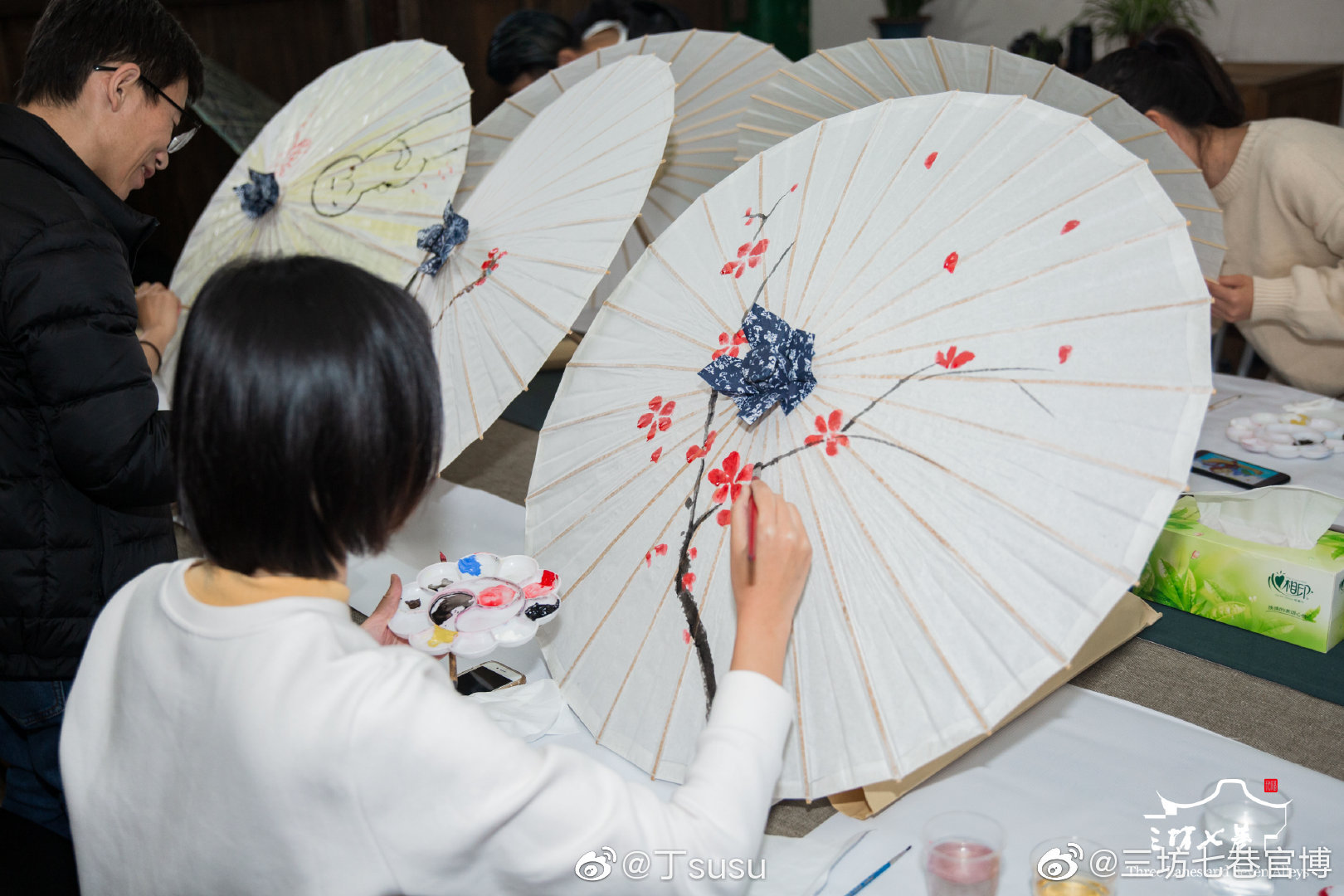 对于伞控很荣幸可以有一天亲自绘画自己的油纸伞感谢主办方三坊七巷