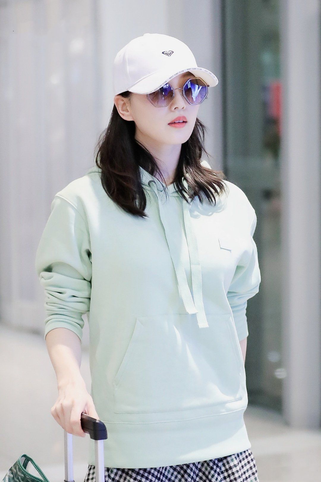 刘诗诗产后打卡机场,卫衣加半身裙,身材更有料,久违了美妈!