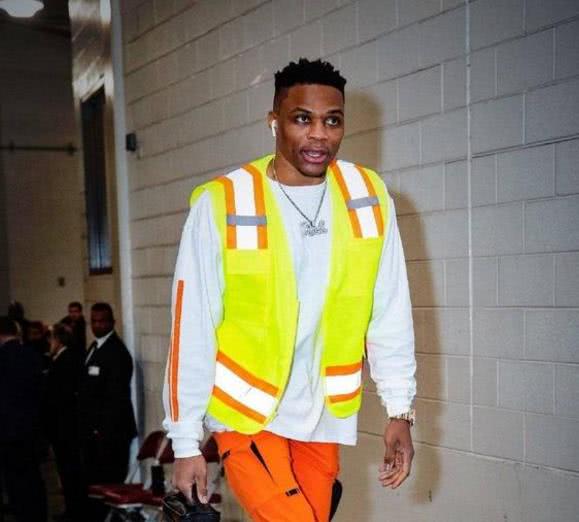 潮流雷人威少的穿衣风格让人摸不着头脑超大号羽绒服身上穿