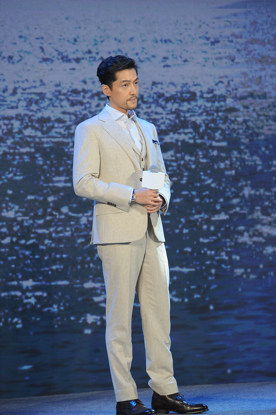 胡歌被传与薛佳凝结婚后首现身,西装笔挺蓄小胡子男人味十足